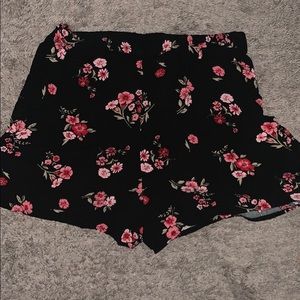 FLORAL PATTERNED BLACK SUMMER SHORTS